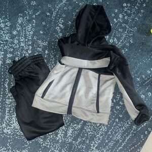 Osh Kosh boys’ track suit. 4T